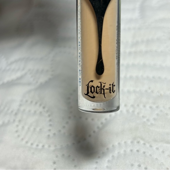 Set of 3 bundle Kat VonD makeup powder lock it concealer, spray & settin… - Picture 10 of 16